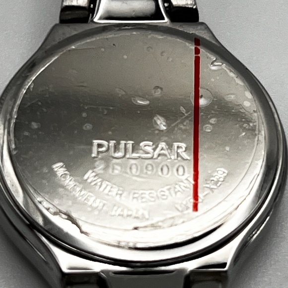 Pulsar by Seiko NIB Small Petite Round Silver Gold Ladies Watch Working - Picture 9 of 9